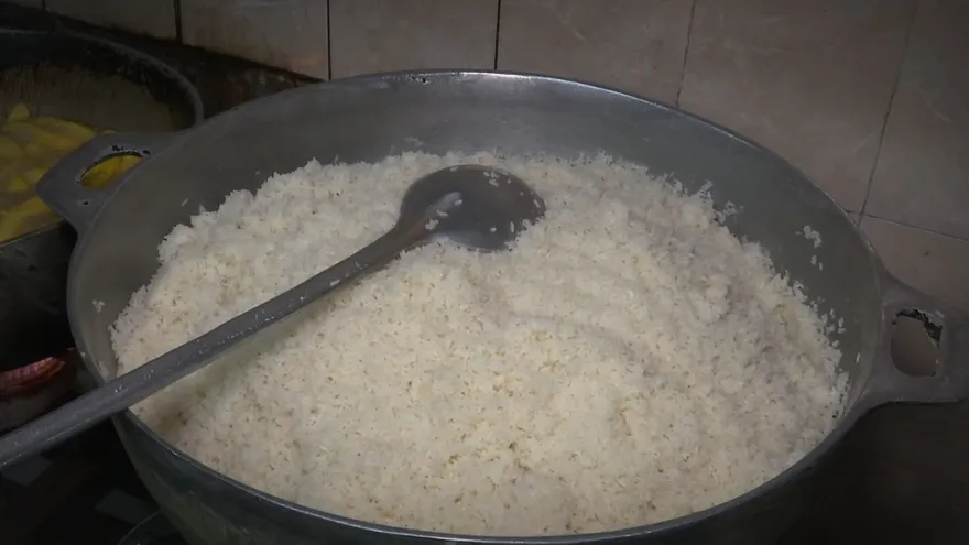 Una paila colmada de arroz en una cocina de una fonda