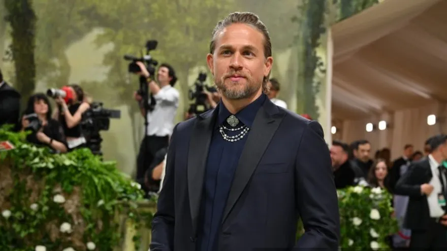 El actor británico Charlie Hunnam asume el desafío de interpretar a Ed Gein