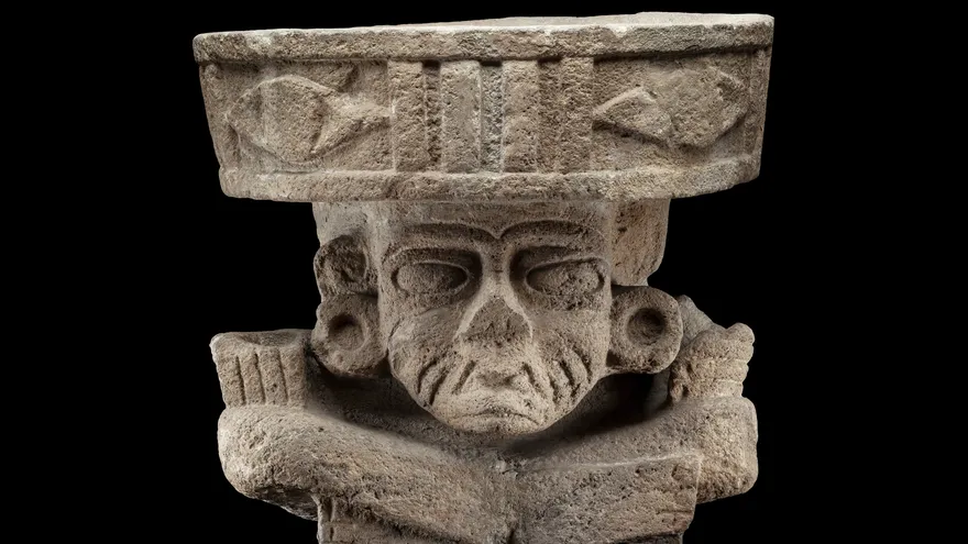 Una piedra con la cara del viejo dios fuego que forma parte de la exposición "Ciudad y Cosmos: las artes de Teotihuacán"