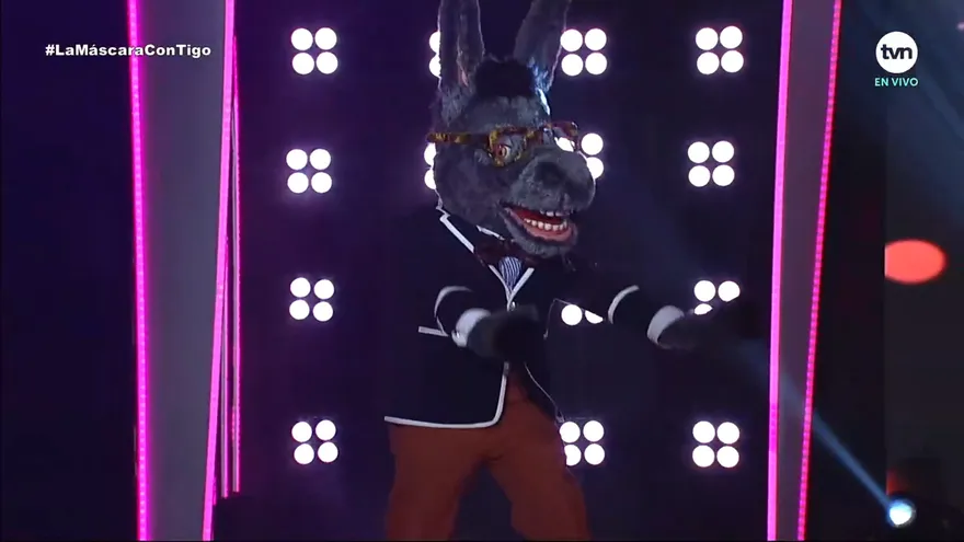 Burro interpretó Un Beso y una Flor