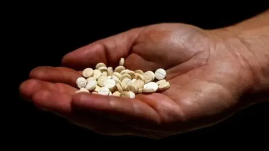 Un oficial de la seguridad libanesa muestra unas píldoras de captagon en la sede de la policía judicial de Zahle.