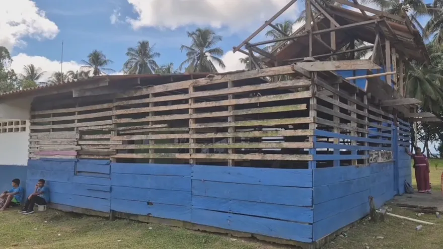 Padres de familia solicitan agilizar reparaciones tras daños por rayo en escuela de Río Guázaro.