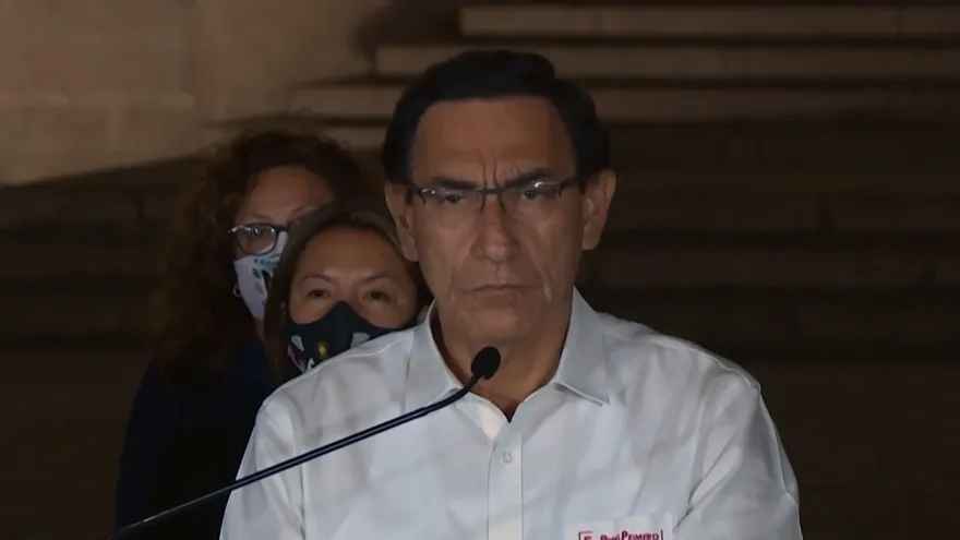 El popular presidente Vizcarra es destituido por el Congreso de Perú