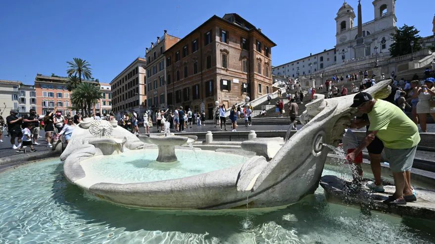 Un turista rellena una botella con agua de la fuente "Barcaccia" de Roma en un caluroso 9 de julio de 2026