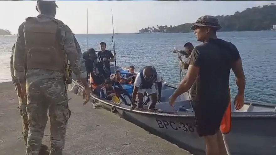 Miembros del Senan ayudando a los rescatados