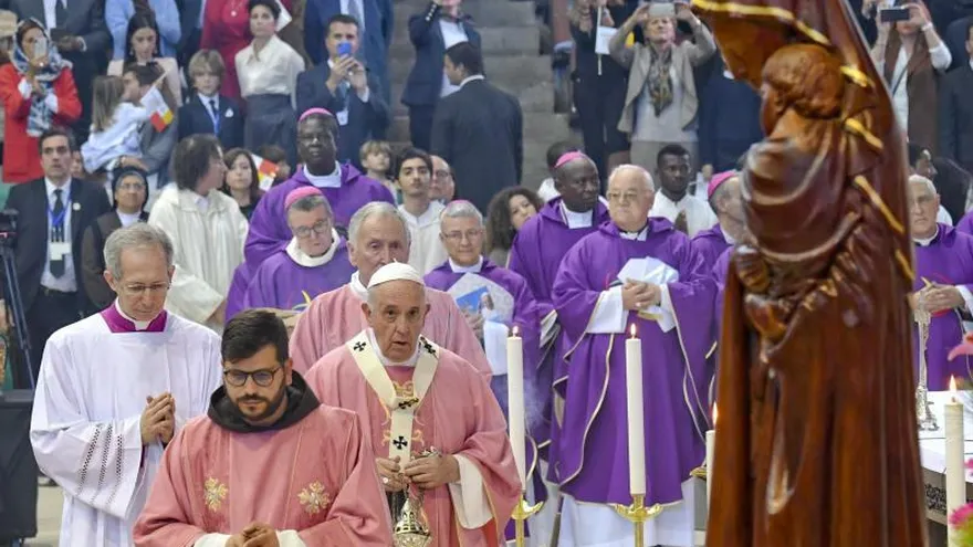El papa Francisco en la misa multitudinaria que ha oficiado este domingo en el estadio Principe Moulay Abdellah de Rabat.