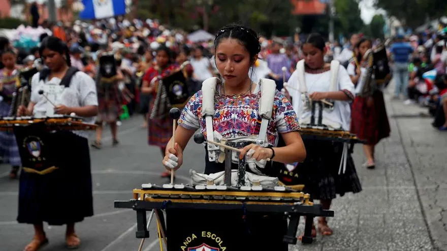 Jóvenes de una banda marcial participan en la celebración de Independencia este domingo en Ciudad de Guatemala