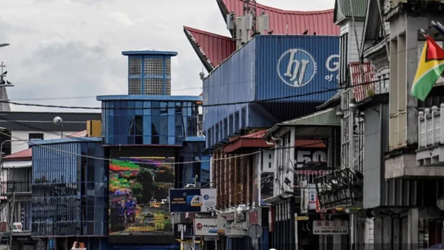 Varios vehículos en una avenida en Surinam