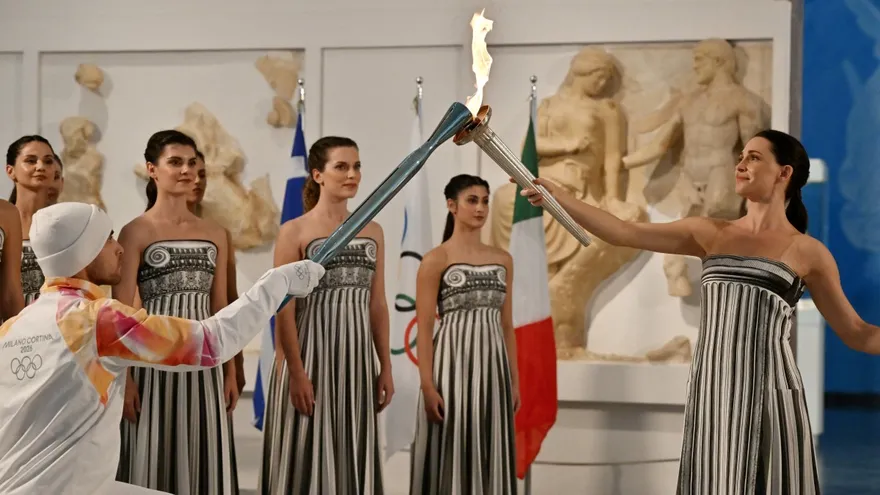 Momento en que la antorcha de los Juegos Olímpicos de Invierno Milán - Cortina 2026 pasa a su primer relevo