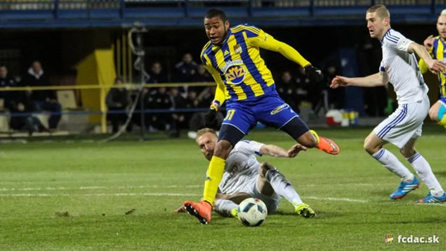 Alfredo Stephens (Gol) y Erick Davis en acción con el DAC 1904 de Eslovaquia
