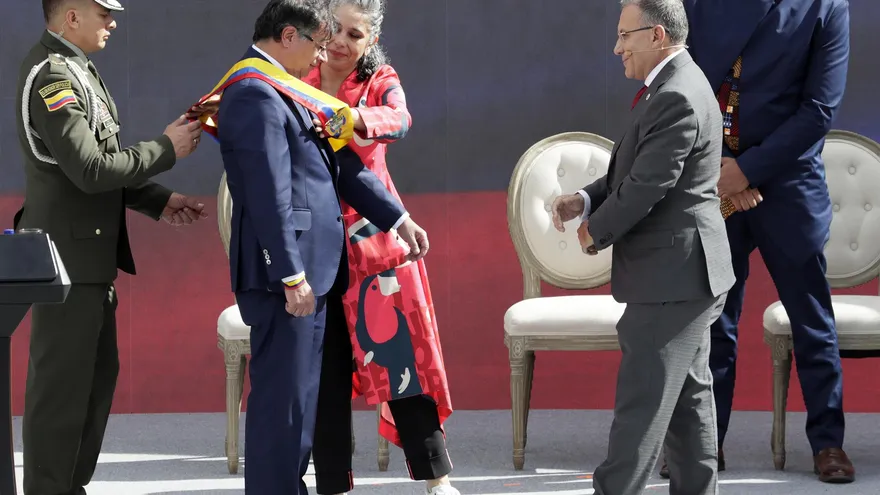 El presidente de Colombia, Gustavo Petro recibe la banda presidencial de parte de María José Pizarro (c), y del presidente del Congreso, Roy Barreras, durante la ceremonia de Investidura