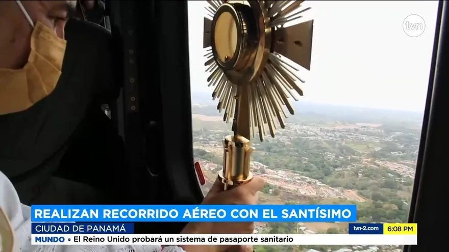 Ulloa bendice desde las alturas varios puntos del país