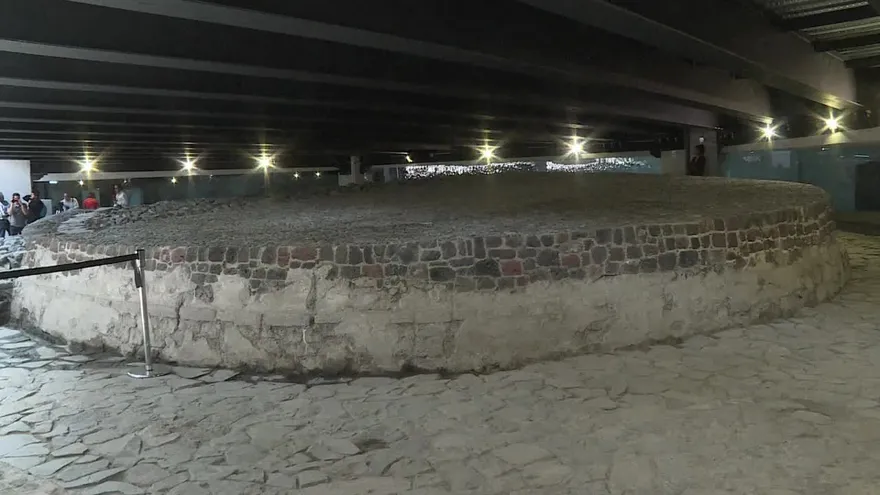 Templo al dios del viento debajo de jungla de asfalto mexicana