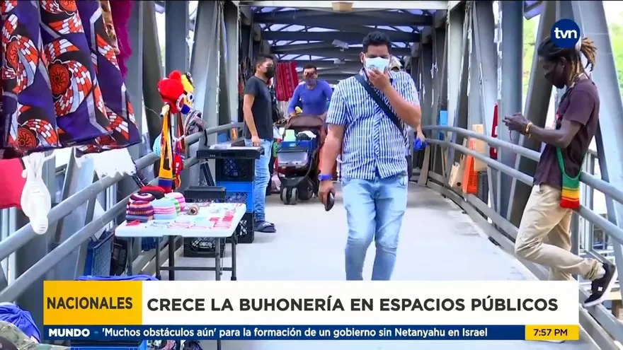 Puentes peatonales se han convertido en bazares