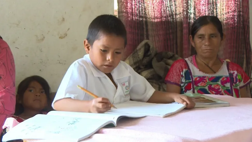 Maestros se resisten a abandonar a sus alumnos en empobrecida región indígena de México