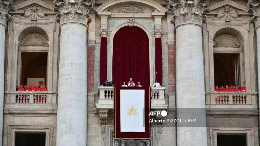 El papa León XIV desde el balcón de la Basílica de San Pedro