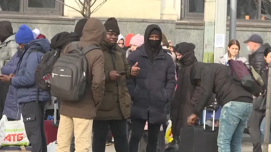 Miles de estudiantes extranjeros buscan huir de Ucrania.