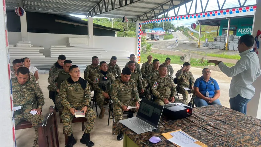 Técnicos del MIDA brindan inducción al personal de SENAFRONT en Platanilla, Darién, sobre procedimientos de movilización y control sanitario de animales y productos agropecuarios.