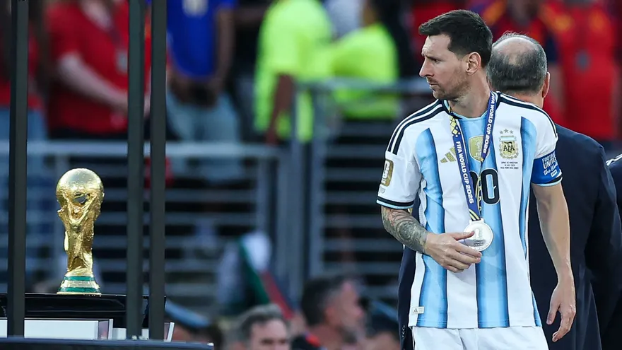Lionel Messi mira el trofeo de la Copa Mundial de la FIFA luego de recibir la medalla de plata tras la final ante España