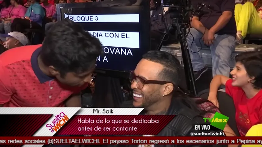 Mr Saik le cuenta al Chollykid a que se dedicaba antes de cantar