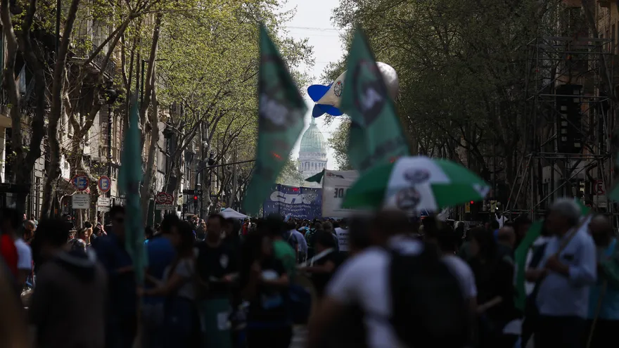 Miles de personas participan en una marcha en contra de las políticas del presidente Mauricio Macri y del acuerdo con el Fondo Monetario Internacional (FMI)
