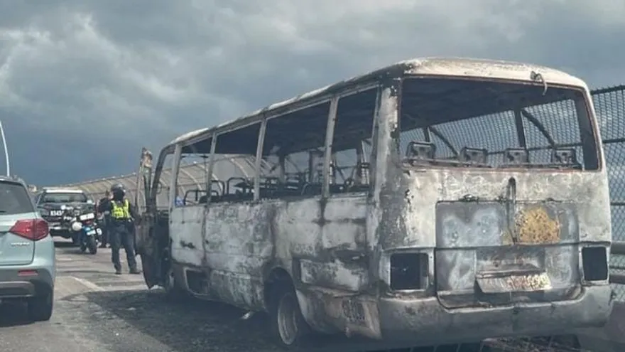 Busito de Vista Alegre que se incendió en el puente de las Américas.