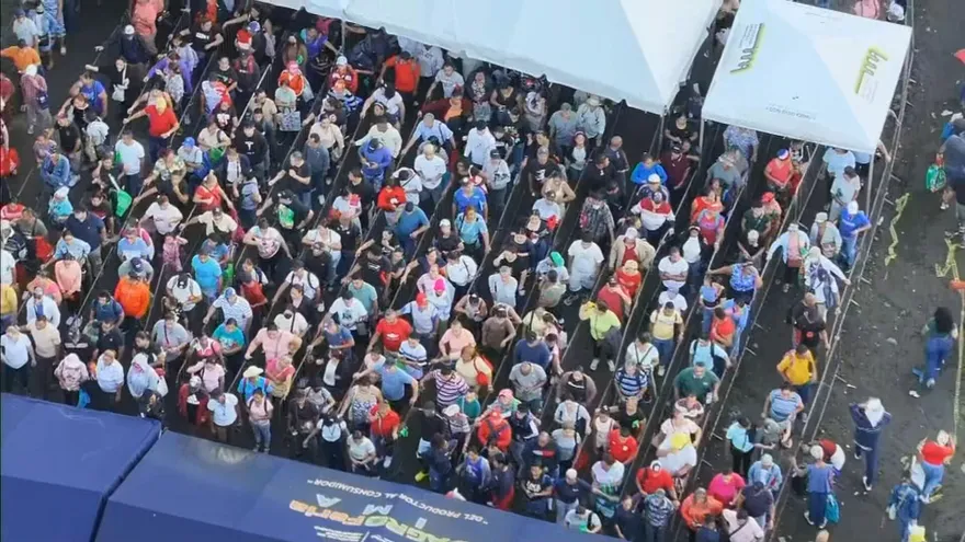 Miles de personas asistieron a la tienda del IMA en San Antonio.