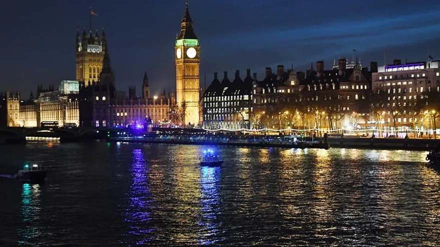 Botes de la policía patrullan sobre el río Támesis tras el atentado terrorista de hoy, miércoles 22 de marzo de 2017, en Londres (Reino Unido).