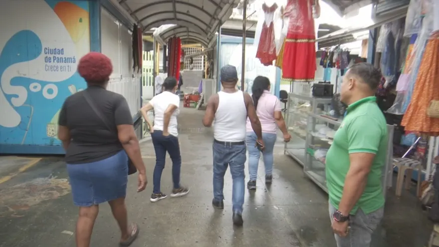 Imágenes del mercado de buhoneros en Calidonia.