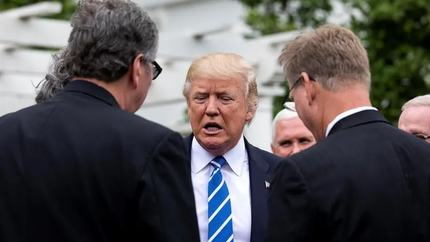 El presidente estadounidense Donald Trump (c) conversa con miembros de la Asociación de Banqueros Independientes en el jardín Kennedy de la Casa Blanca, hoy 1 de mayo de 2017.