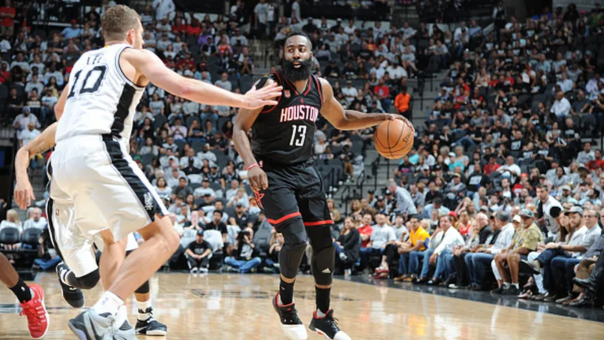 James Harden (13) conduce el balón por los Rockets