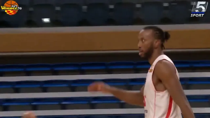 Akil Mitchell líder de su club en anotación en partido de la liga en Israel con 21 puntos