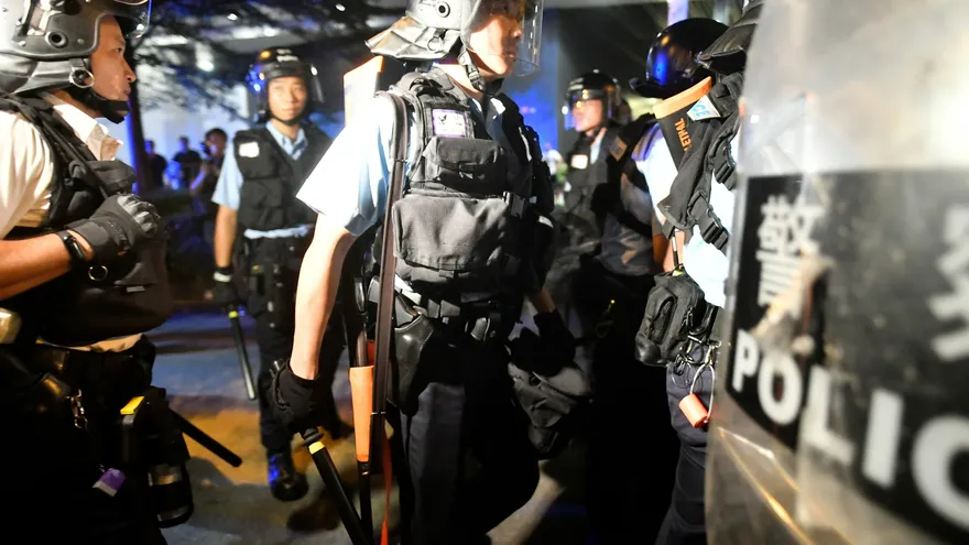 La policía se enfrentaba este domingo a los manifestantes que protestaban por al aprobación de un proyecto de ley de extradición en Hong Kong, China