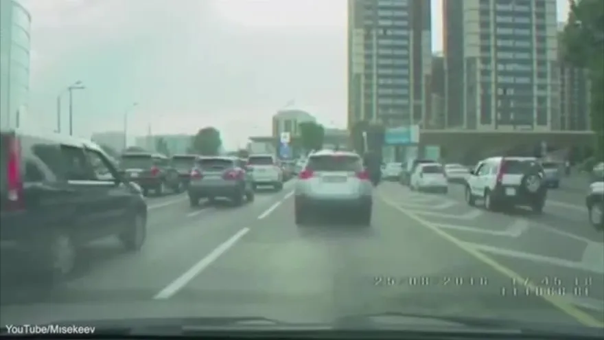 El hombre que se cansó del tráfico y montó una avestruz