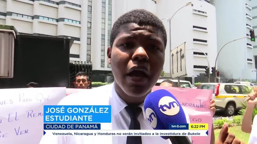 Docentes del Remón Cantera marchan hasta la Controlaría