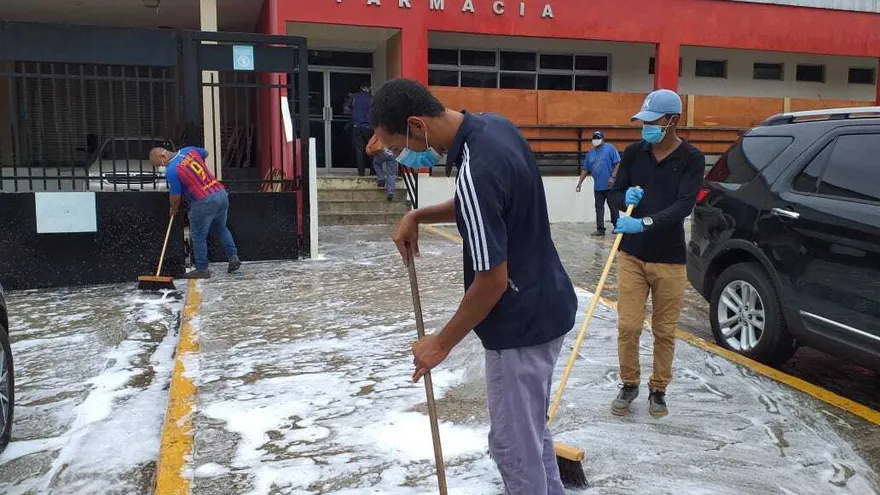 Infractores del toque de queda en Arraiján limpian policlínica para pagar multa