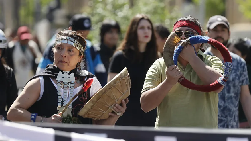 Un millar de personas se moviliza en el centro de la capital chilena en la marcha por la Resistencia Mapuche.