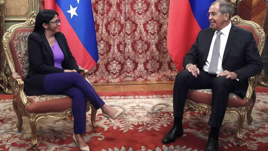El ministro de Exteriores ruso, Serguéi Lavrov (d), recibió este miércoles en Moscú a la vicepresidenta de Venezuela, Delcy Rodríguez, quien está de visita oficial.