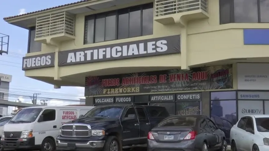 Panameños se preparan con fuegos artificiales para celebrar el año nuevo