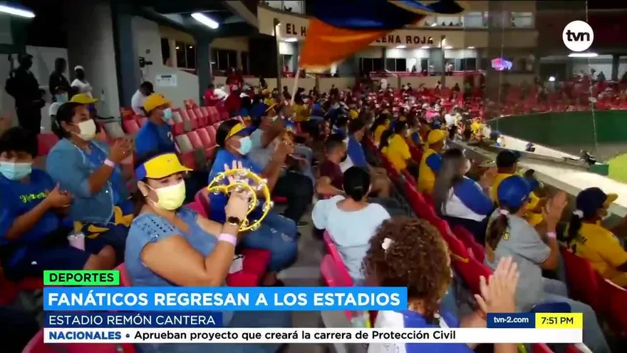 Fanáticos del béisbol disfrutan el retorno a los estadios