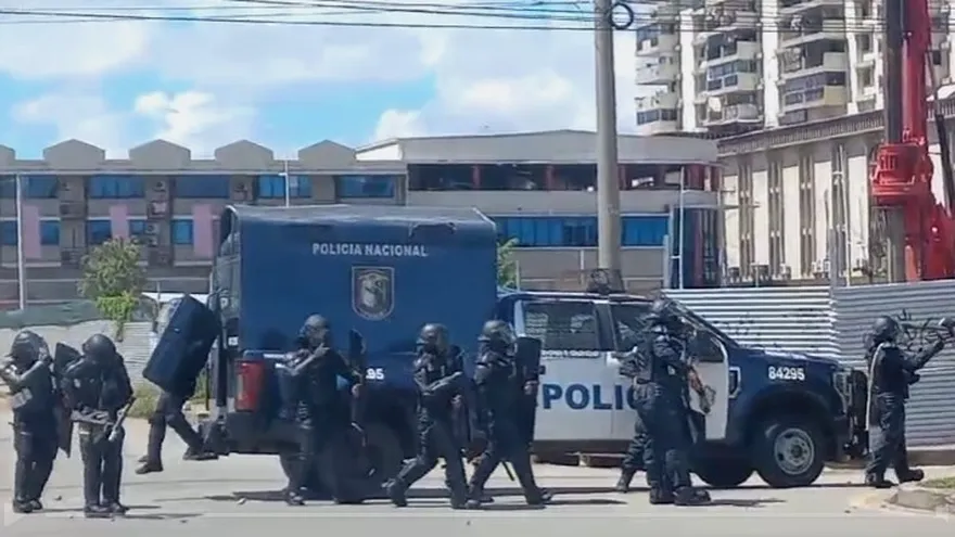 Antimotines se enfrentan a manifestantes en avenida México.