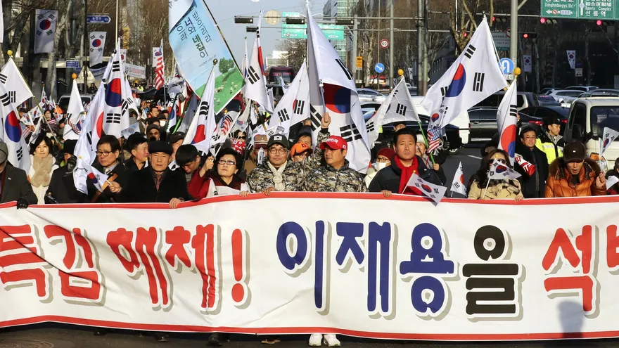 Miles marchan a favor y en contra de la presidenta surcoreana