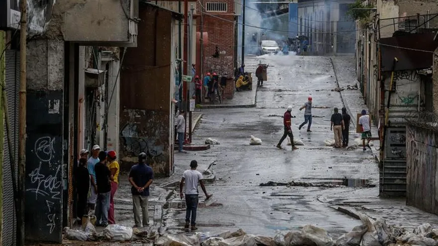 Registro de una calle bloqueada en Caracas por manifestantes opositores. La capital venezolana amaneció por segundo día consecutivo con numerosas calles cerradas en protesta espontánea de los ciudadanos contra el proceso constituyente activado por el presidente del país, Nicolás Maduro.