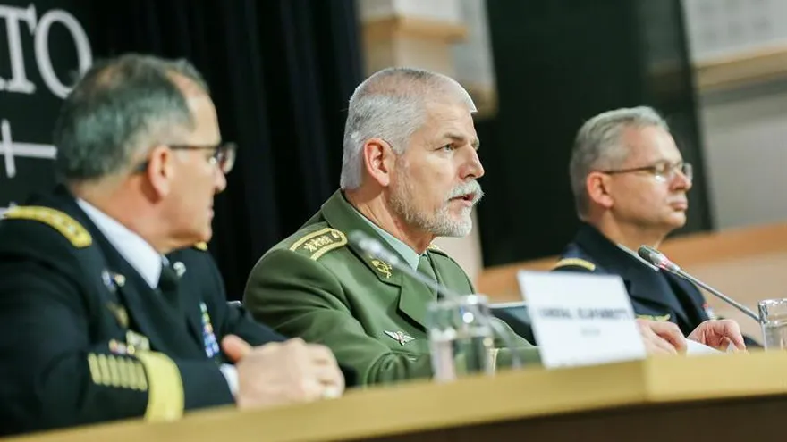 El comandante supremo aliado para Europa (SACEUR), Curtis Scaparrotti, presidente del Comité Militar de la OTAN, Petr Pavel, y el comandante supremo de Transformación aliado (SACT), Denis Mercier, ofrecen una rueda de prensa al final de la reunión del Comite Militar en la sede de la alianza en Bruselas, Bélgica, hoy, 17 de enero de 2018.