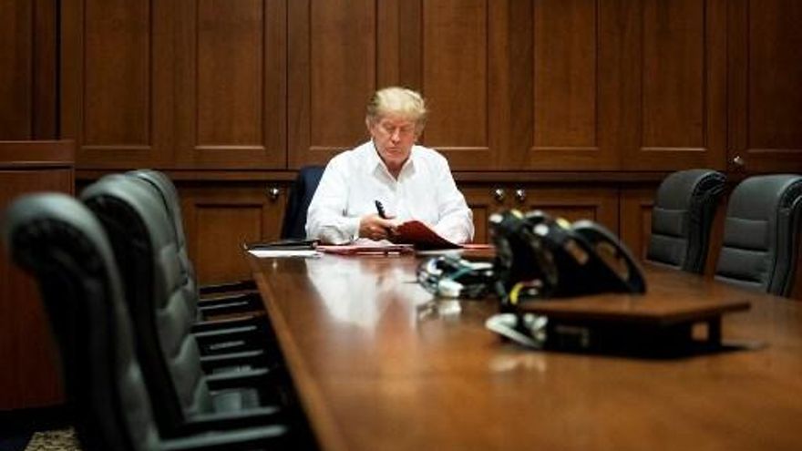 Trump ‘evoluciona bien’ pero ‘no está fuera de peligro’, dice su médico