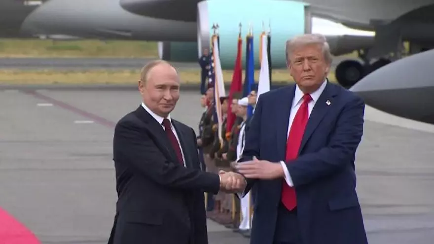 Vladimir Putin y Donald Trump en apretón de manos en el inicio de la reunión en Alaska.
