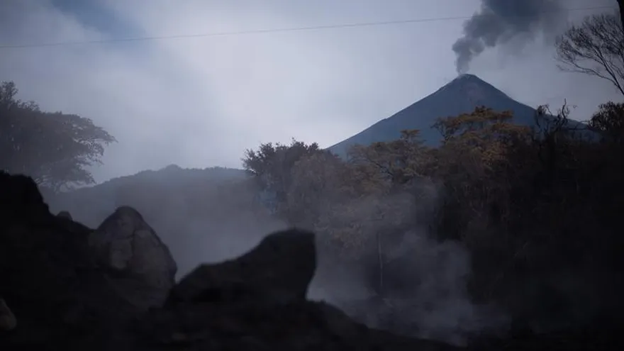 Vista de la fumarola de vapor de la caida de un lahar en una vertiente del volcán de Fuego.