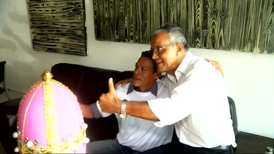 Luis Sagel recibe el “huevo rosa”