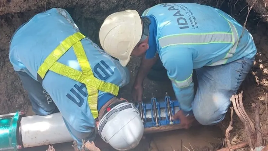 Trabajadores del Idaan realizan una reparación de tubería.