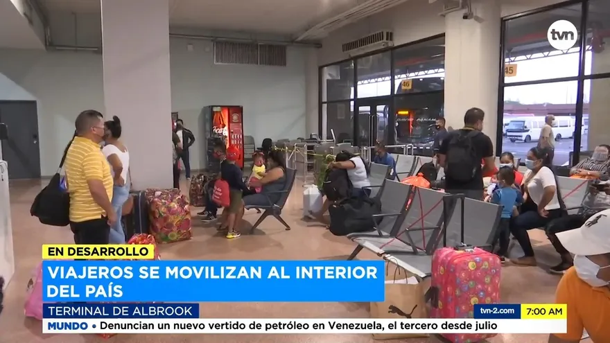 Viajeros se movilizan al interior